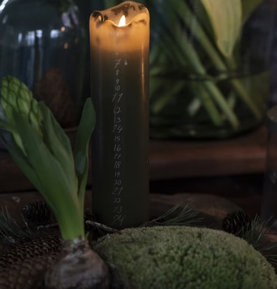 Bild av adventsljus med naturmaterial och julstämning