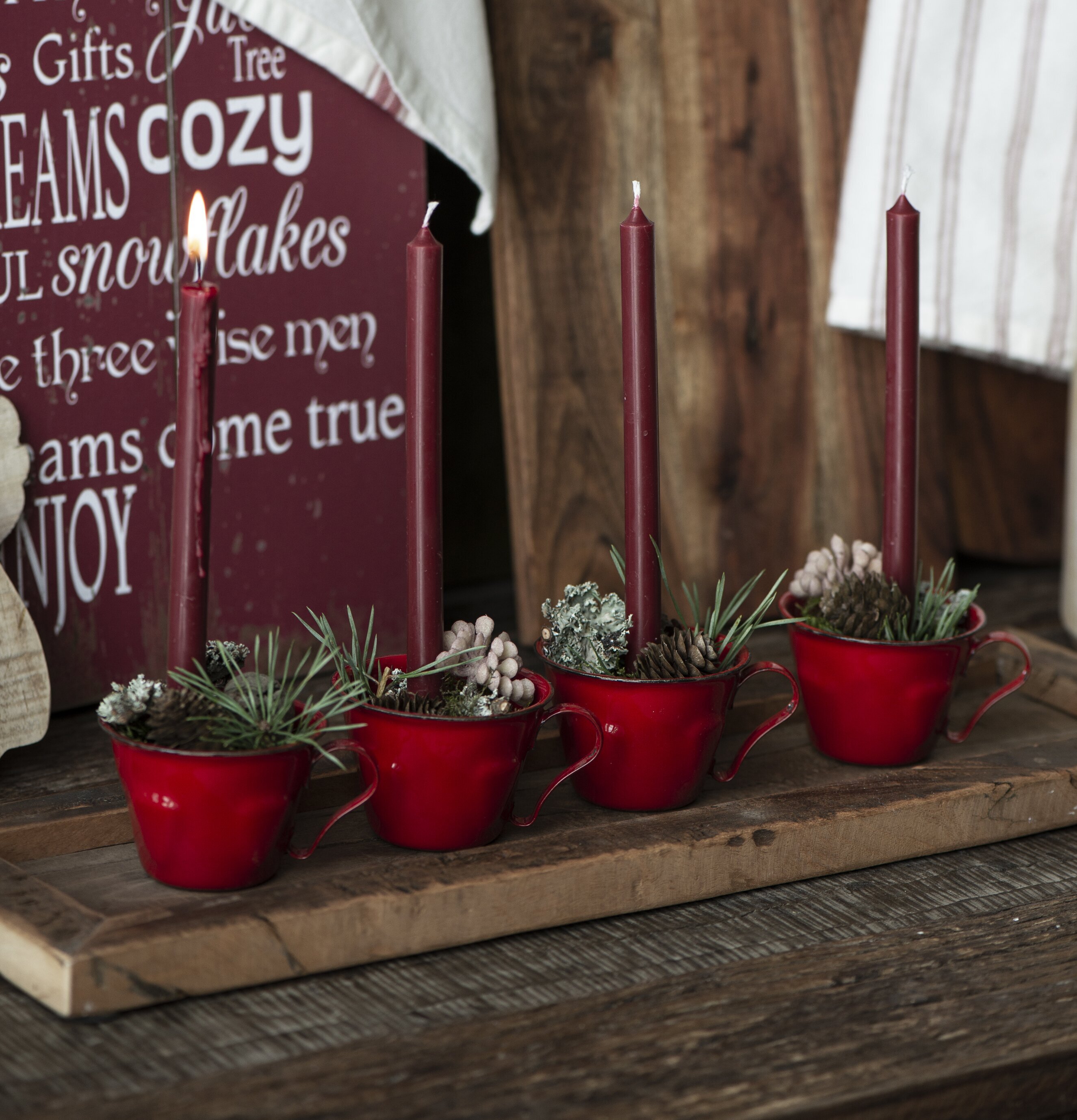 Bild av charmiga röda ljuskoppar på träbricka