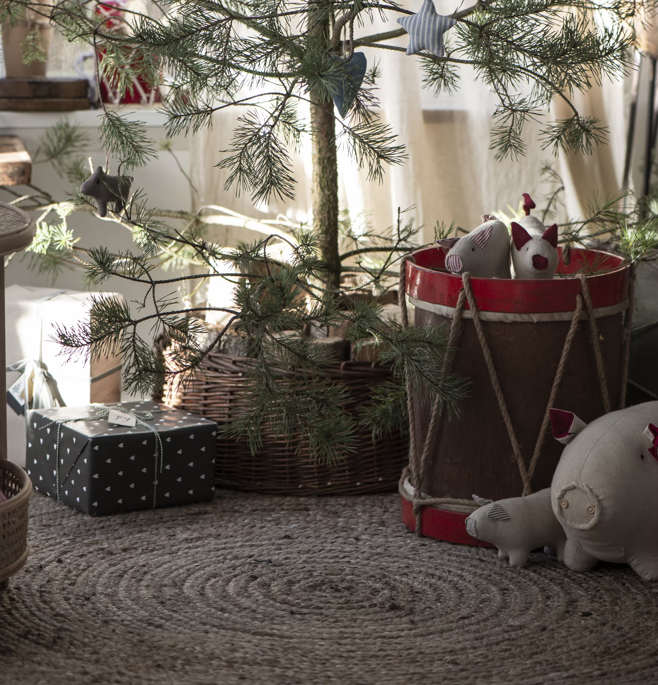 Trumma Brun/Röd från IB Laursen framför julgran med leksaker