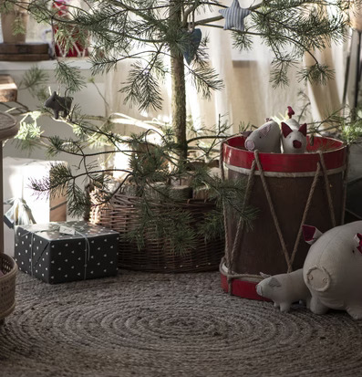 Bild av hemtrevlig inredning med juldekorationer