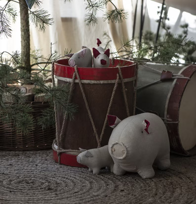 Bild av rustik trumma med juldekorationer och leksaker