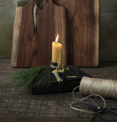 Bild av rustik ljusstake med naturliga element