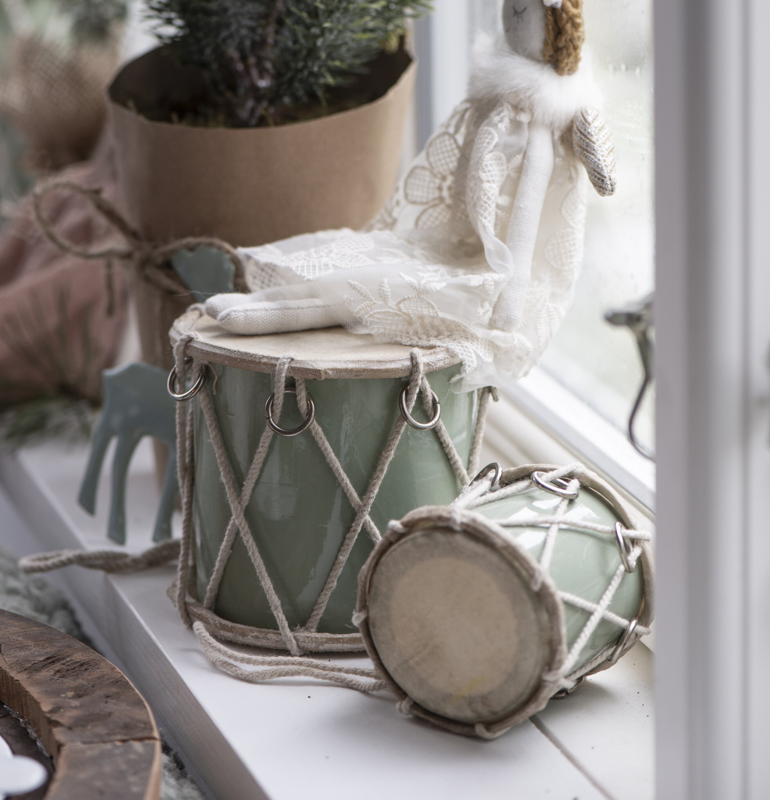 Bild av harmonisk inredning med trummor och dekorationer