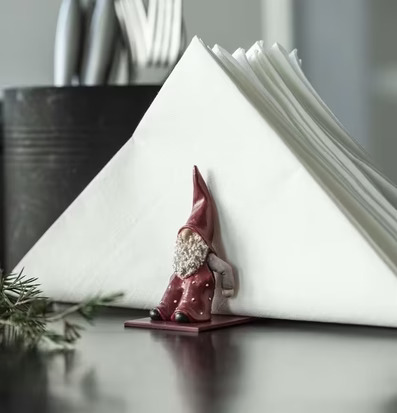 Foto av charmig servetthållare med tomtefigur