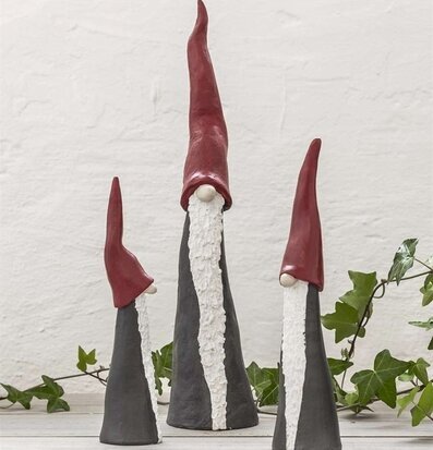 Bild av tre charmiga tomtar för juldekoration hemma