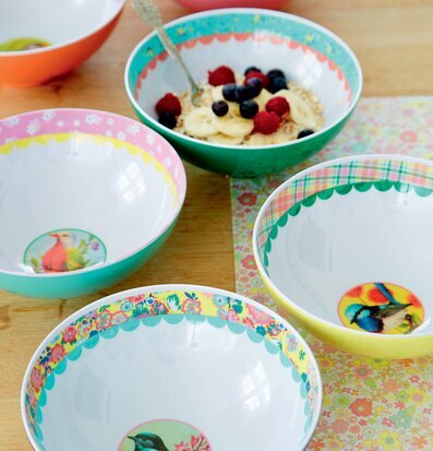 Bild av färgglada skålar med blommor och fåglar