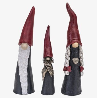 Bild av tre traditionella och charmiga tomtefigurer