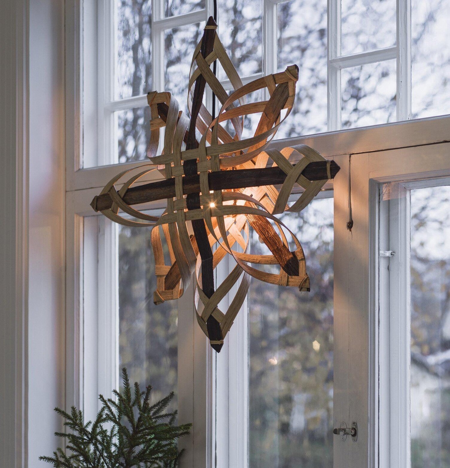 Bild av stilrent fönster med stjärnformad ljusdekoration