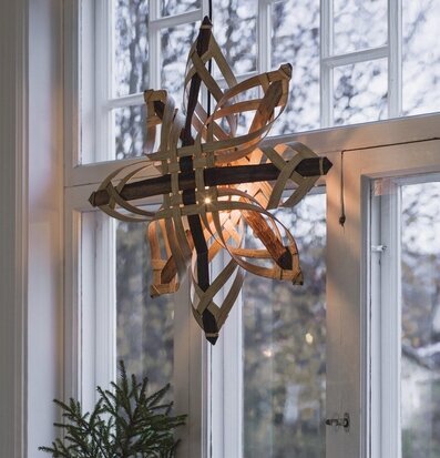 Bild av stilrent fönster med stjärnformad ljusdekoration