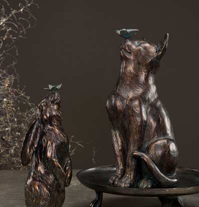 Bild av dramatiska djurfigurer mot mörk bakgrund