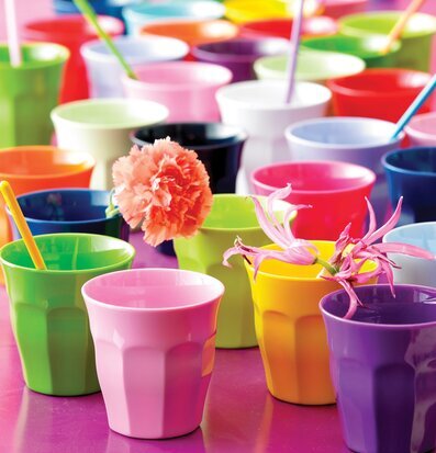 Bild av färgglada koppar och blommor för köksinspiration