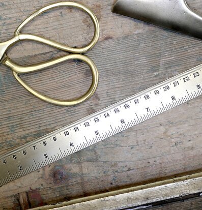 Foto av mässingsföremål på rustik träyta