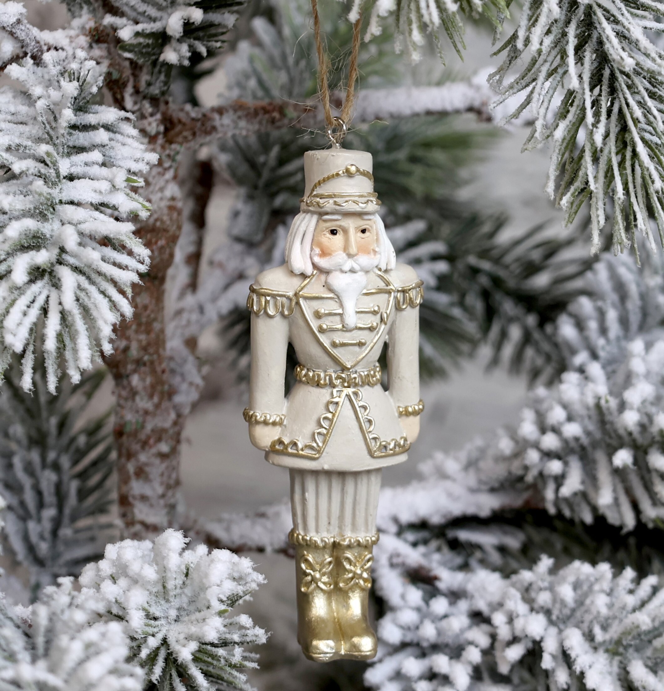 Bild av julprydnad: klassisk nötknäppare i gran