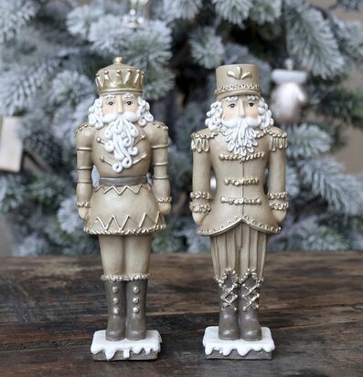 Foto av klassiska nötknäppare i elegant julmiljö