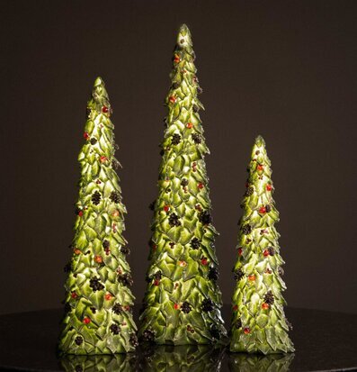 Bild av tre dekorativa LED-granar i olika storlekar