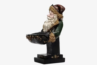Bild av dekorativ tomteskulptur med skål och detaljer