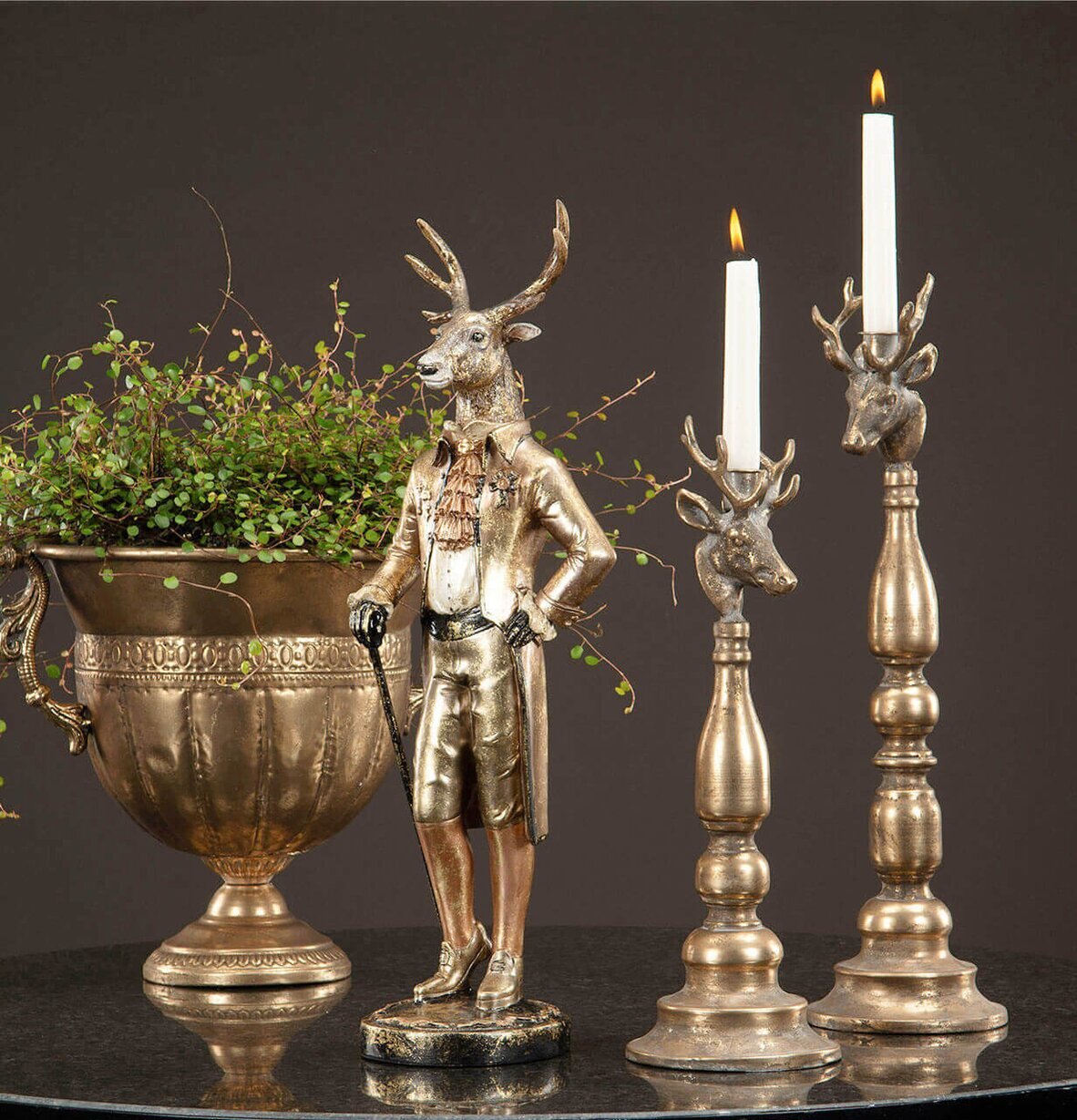 Staty Hjort Mörkguld från A Lot Decoration på mörk yta