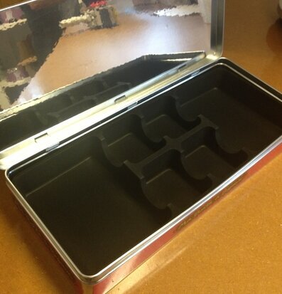 Foto av stilren plåtburk för smyckesförvaring hemma