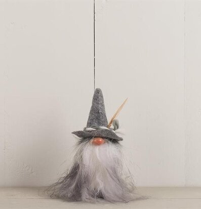 Bild av dekorativ tomte med grå filthatt och skägg
