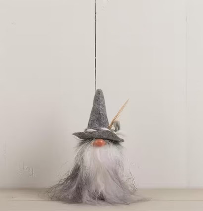 Bild av dekorativ tomte med grå filthatt och skägg