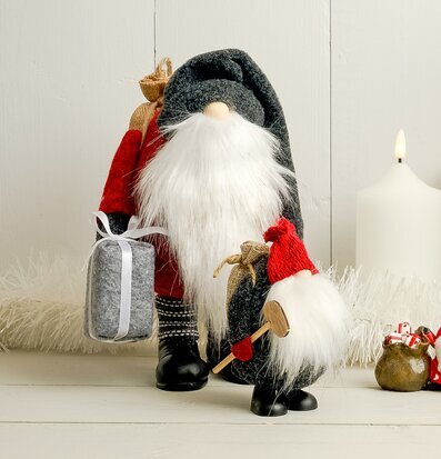 Bild av charmiga tomtar i julig och varm atmosfär