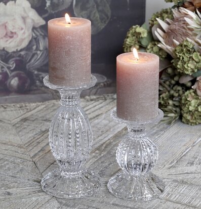 Bild av ljusstakar med blockljus på rustikt bord