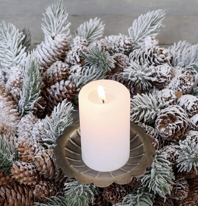 Bild av vinterdekoration med ljushållare och naturmaterial