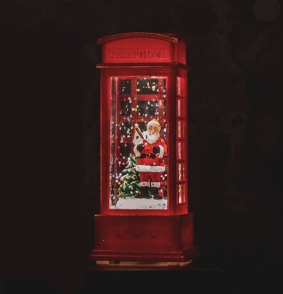 Bild av festlig telefonkiosk med tomte och LED-ljus