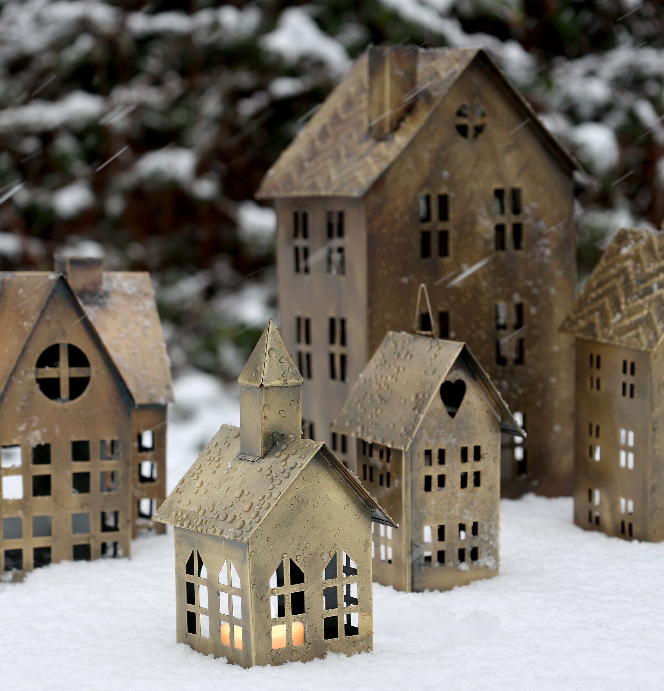 Ljuslykta Hus #3 Antik Mässing från Chic Antique i snöig miljö