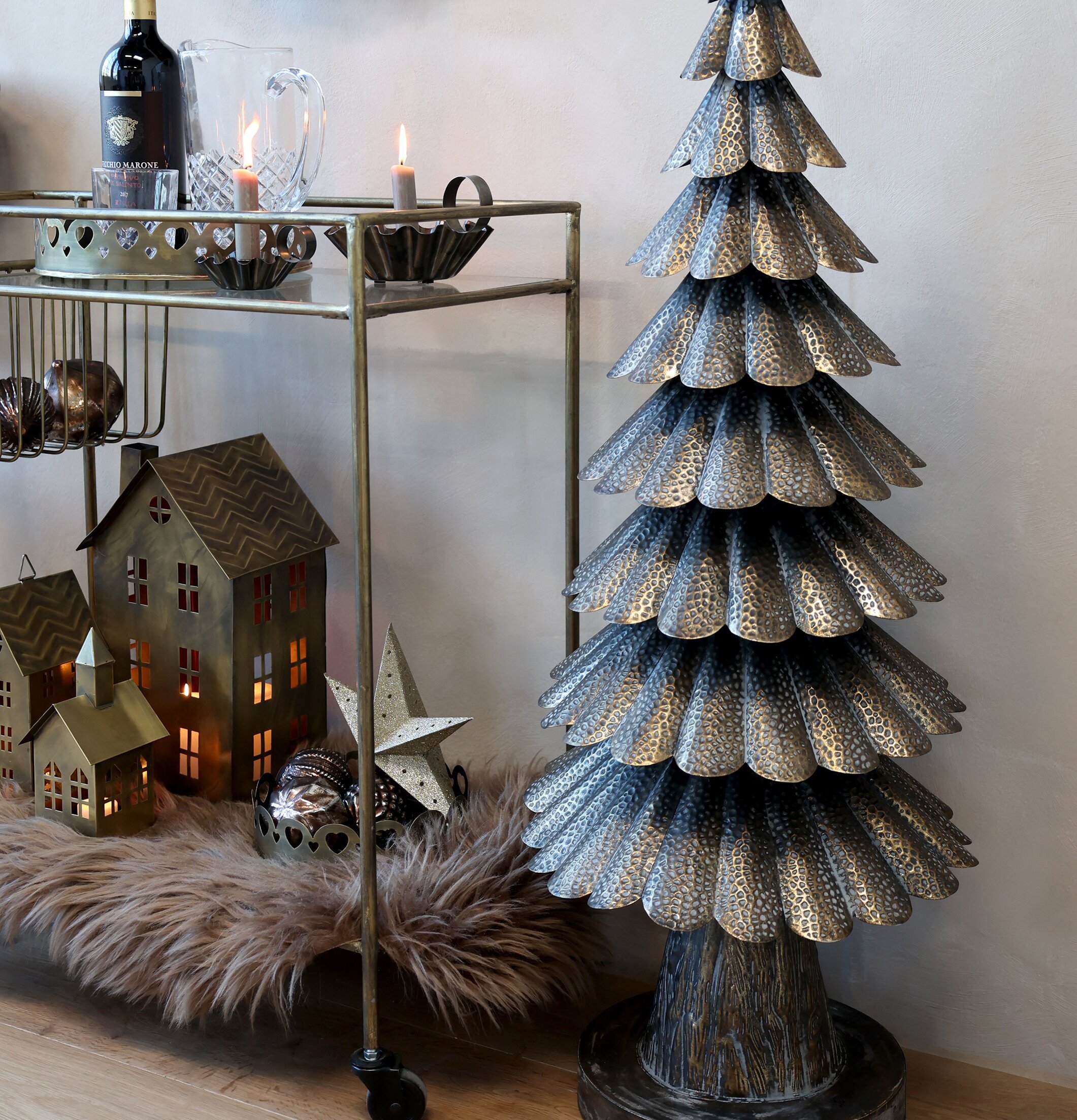 Julgran Mellan Antik Guld från Chic Antique i elegant miljö