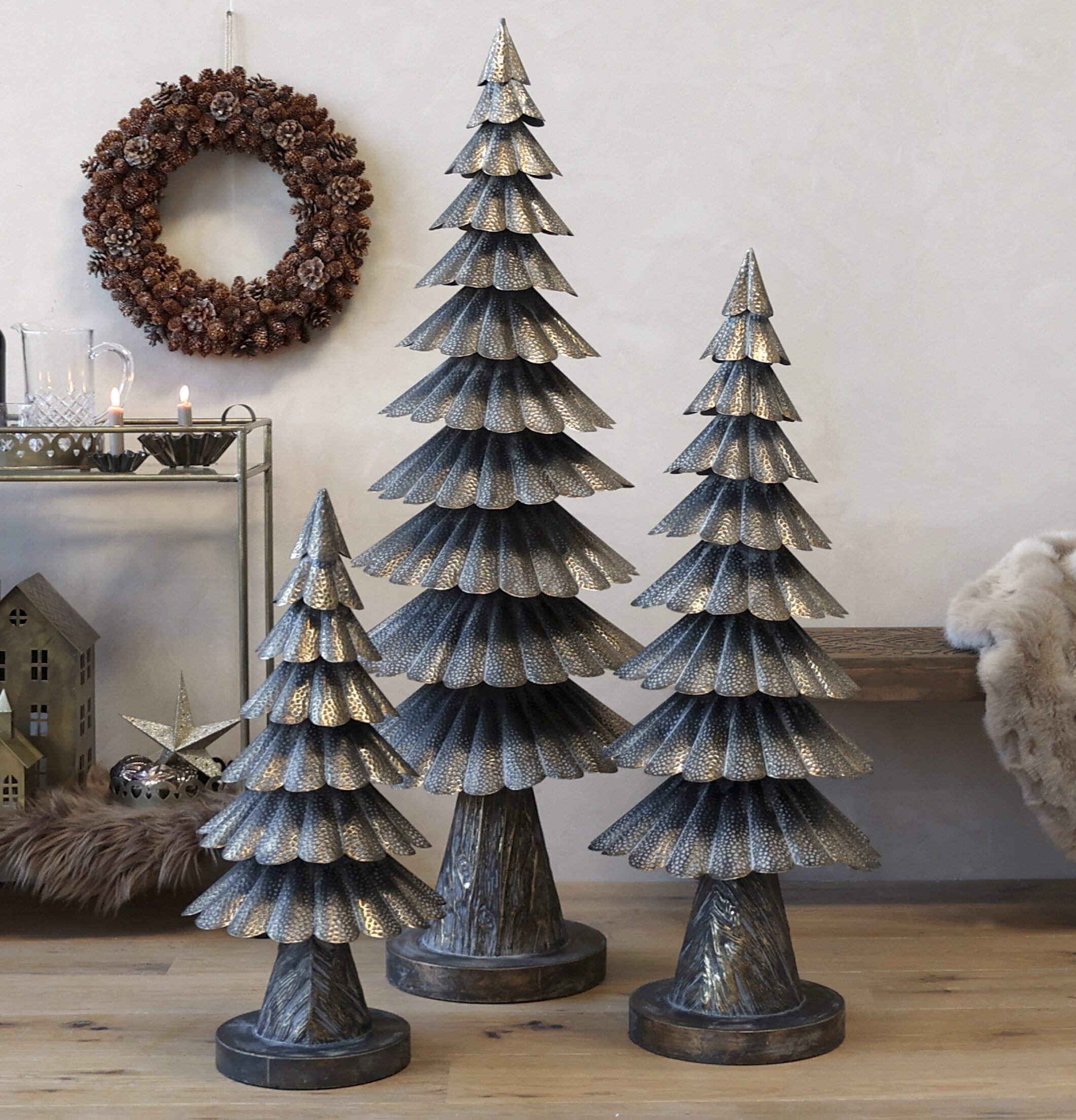 Julgran Mellan Antik Guld från Chic Antique i rustik miljö