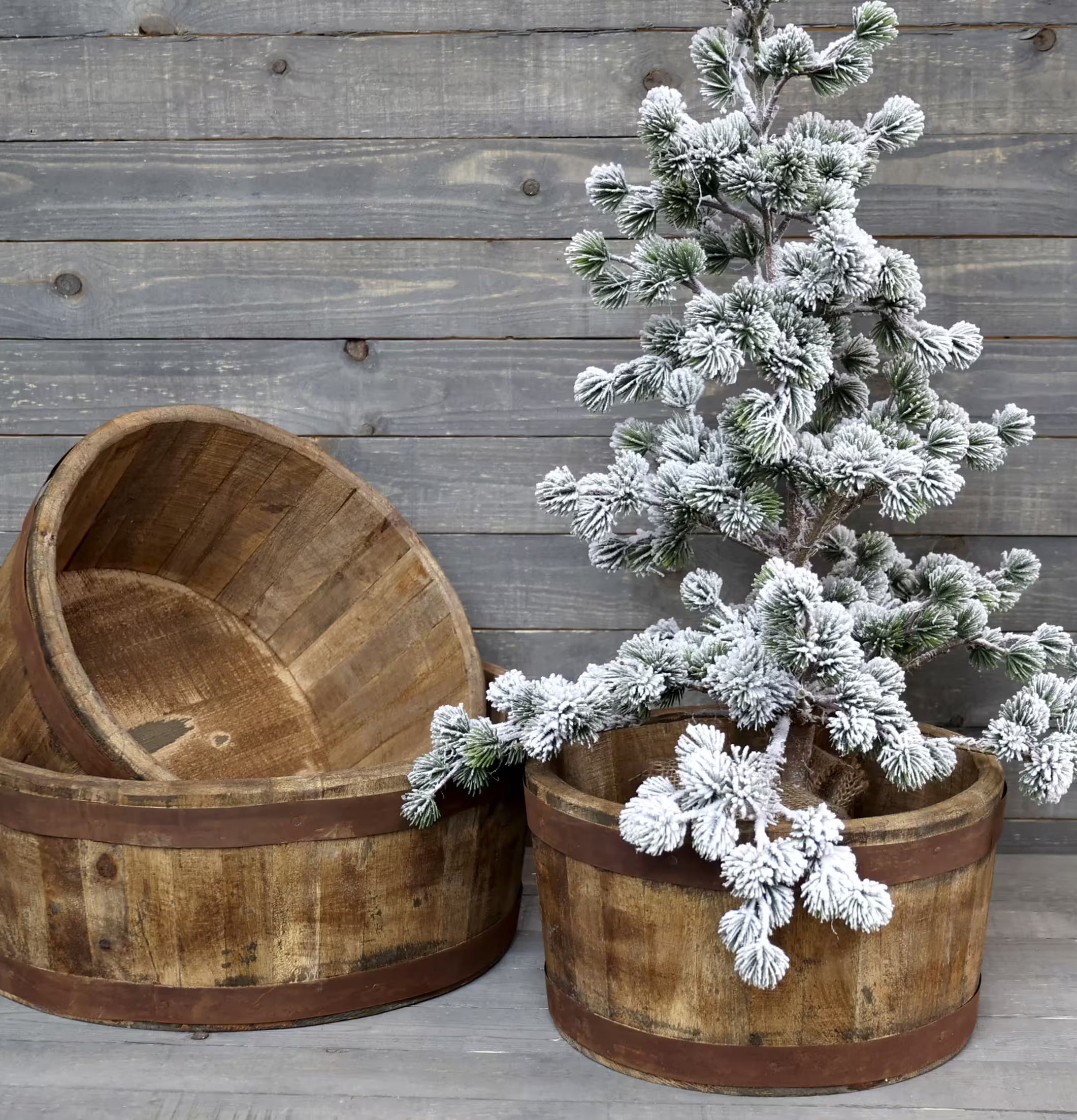 Bild av rustika träkärl och snöklädda dekorationer