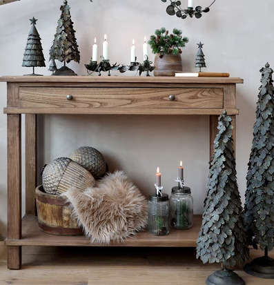 Foto av smakfullt arrangerat bord med dekorativa inslag