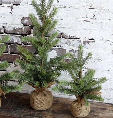 Bild av konstgjorda granar i rustik miljö