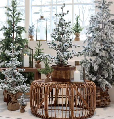 Bild av vinterinspirerad inredning med konstgranar