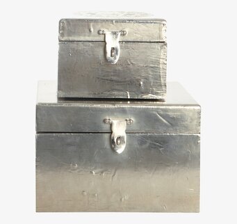 Foto av två robusta metallboxar med industrikänsla