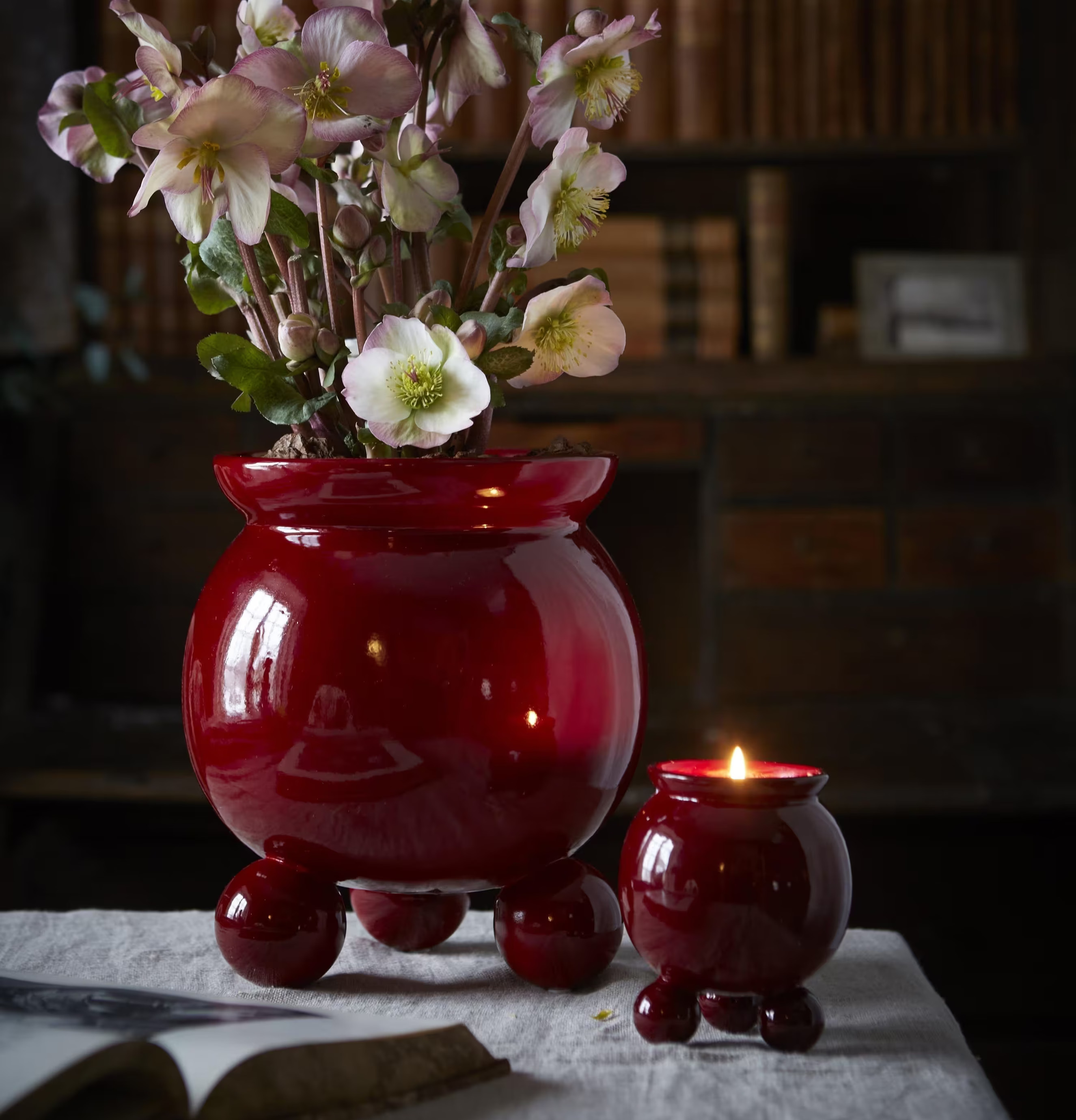 Anya Kruka Röd Mini från Wikholm Form med blommor