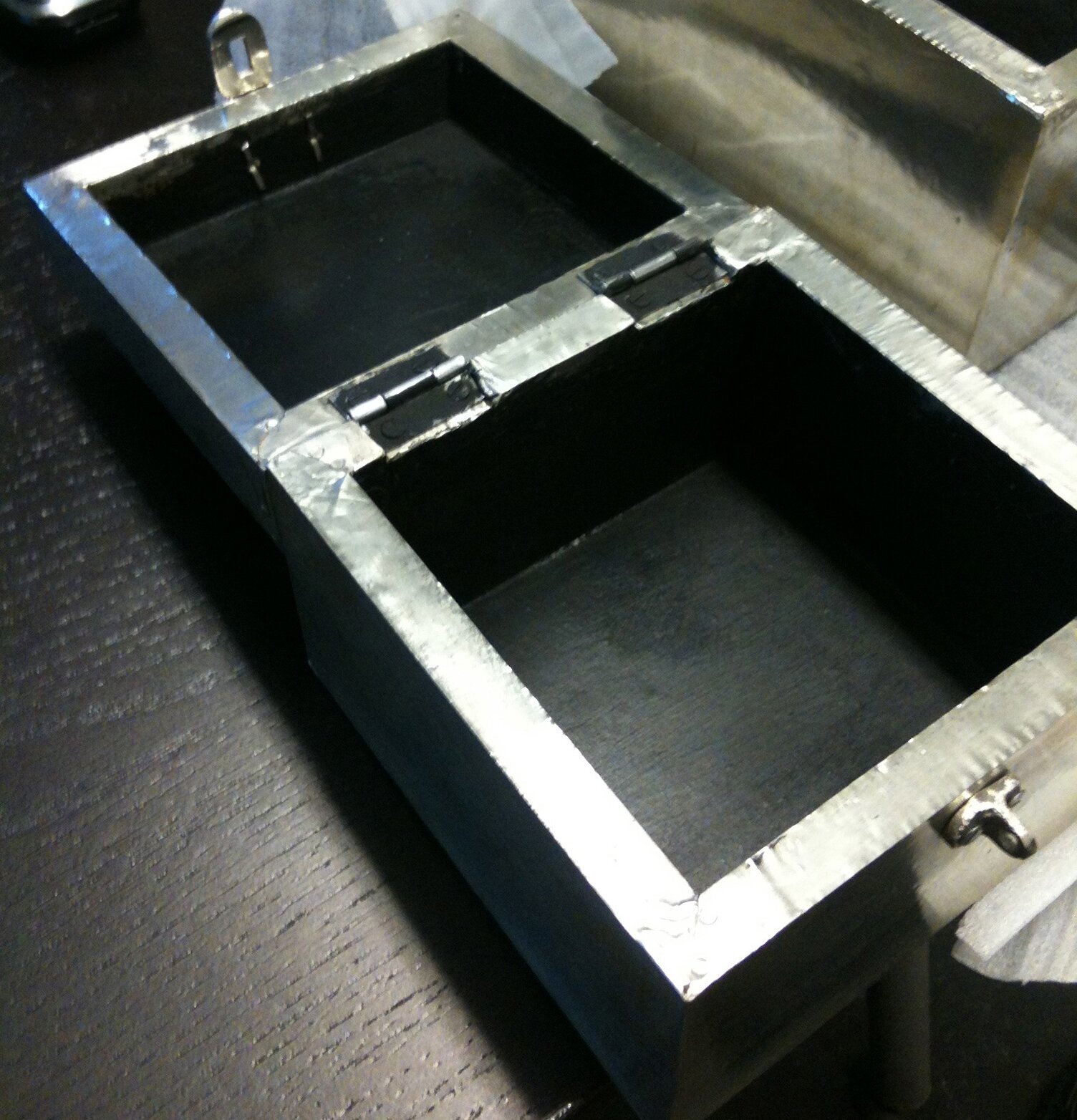 Box Medaljong från House Doctor på ett bord med mörk yta