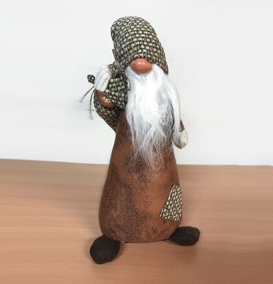 Bild av en charmig tomtefigur för vinterdekoration