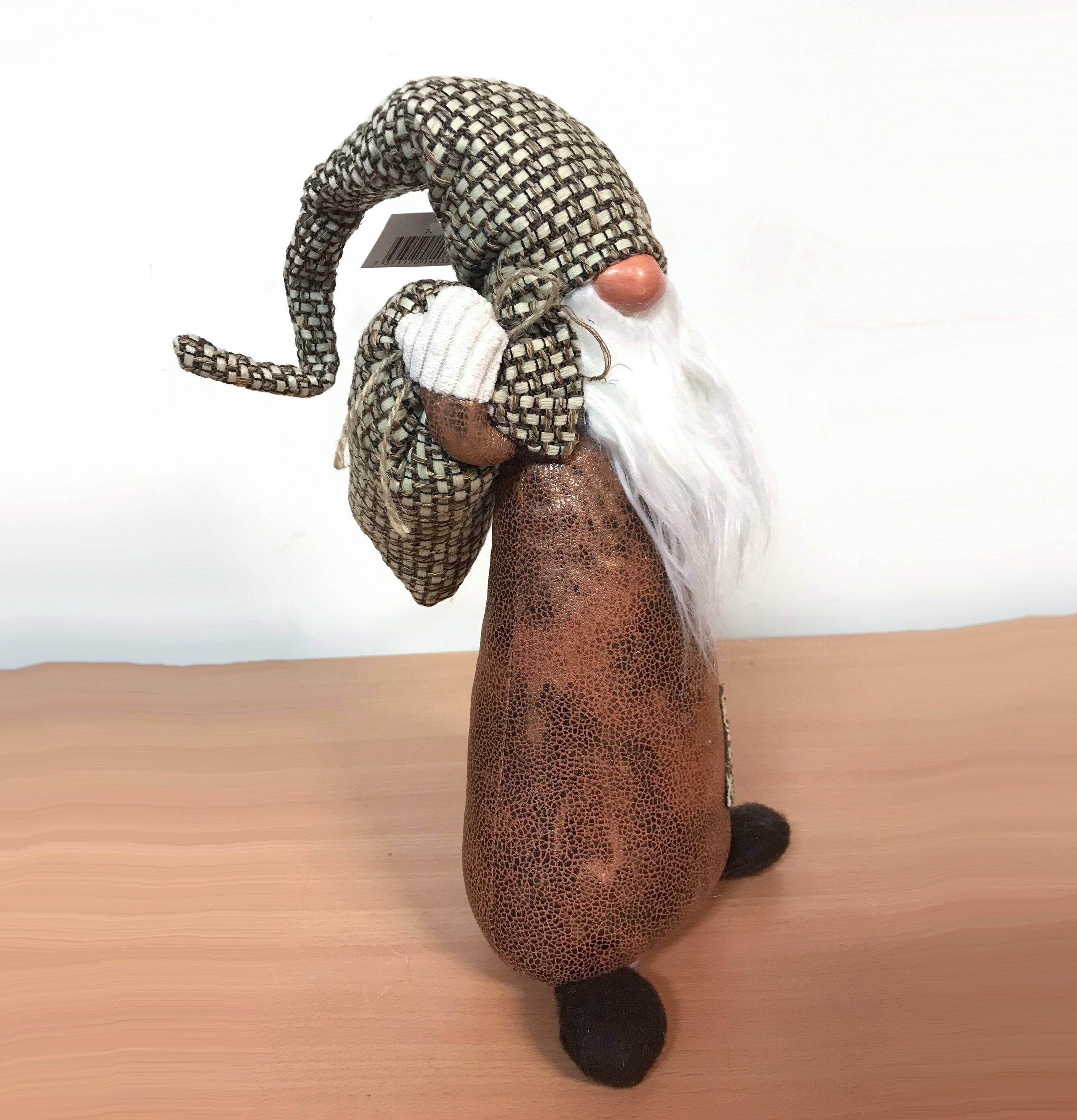 Bild av charmig tomtefigur med säck och stort skägg