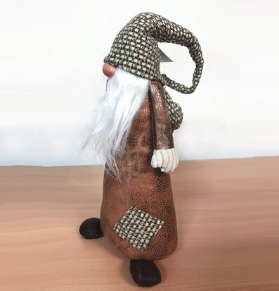 Bild av traditionell tomte med säck och rustik charm