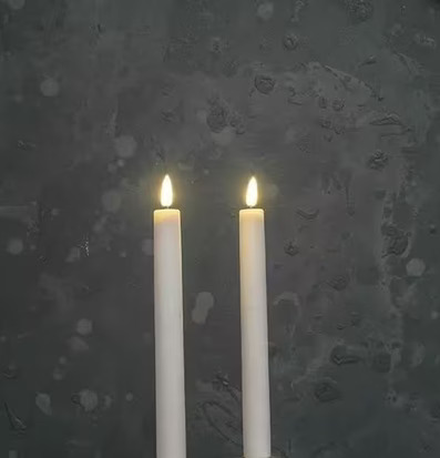 Bild av stilrena LED-kronljus mot grön stenvägg