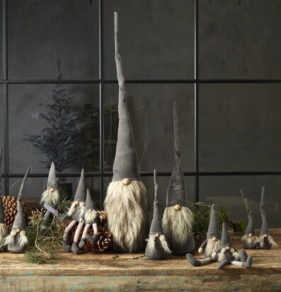 Bild av tomtar i vinterlig atmosfär med grankvistar