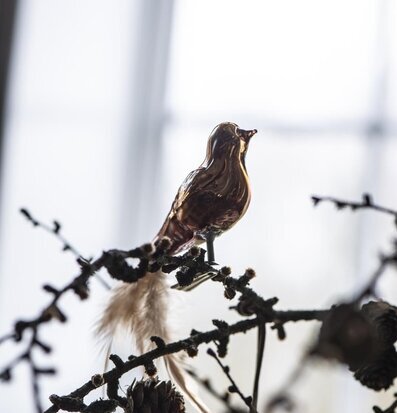 Bild av dekorativ fågel på gren med elegant design