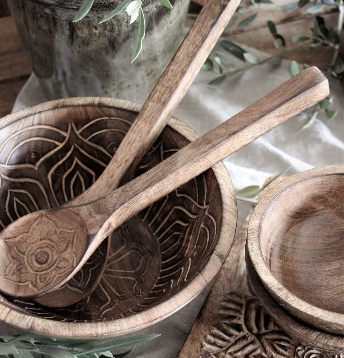 Bild av elegant stilleben med trä och olivkvistar