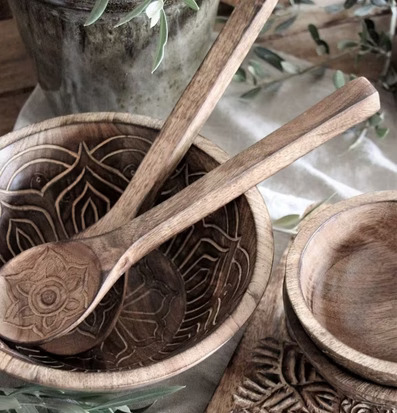 Bild av elegant stilleben med trä och olivkvistar