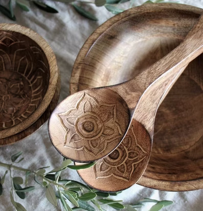 Foto av eleganta salladsbestick med naturlig känsla