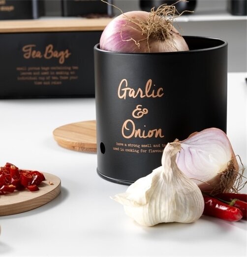 Plåtburk Lök & Vitlök från BOXinBAG på vit yta med trälock