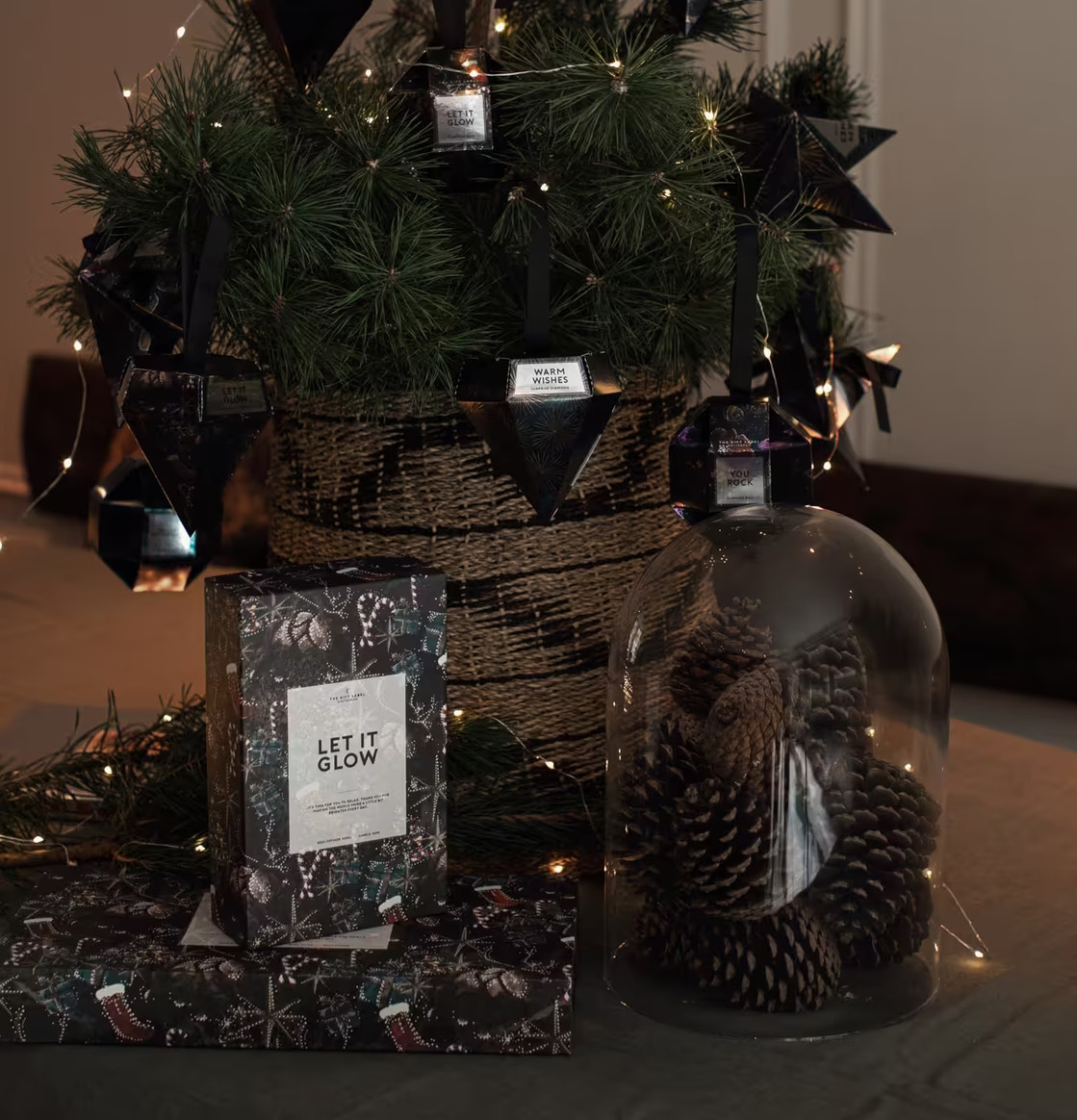 Bild av harmonisk juldekoration med gran och ljus