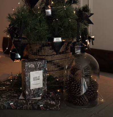 Bild av harmonisk juldekoration med gran och ljus